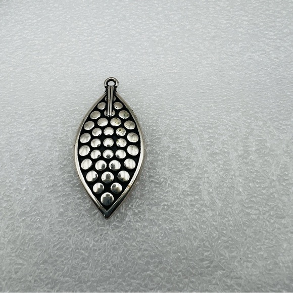 Pebble Leaf Silver plated Pendant - Picture 3 of 5